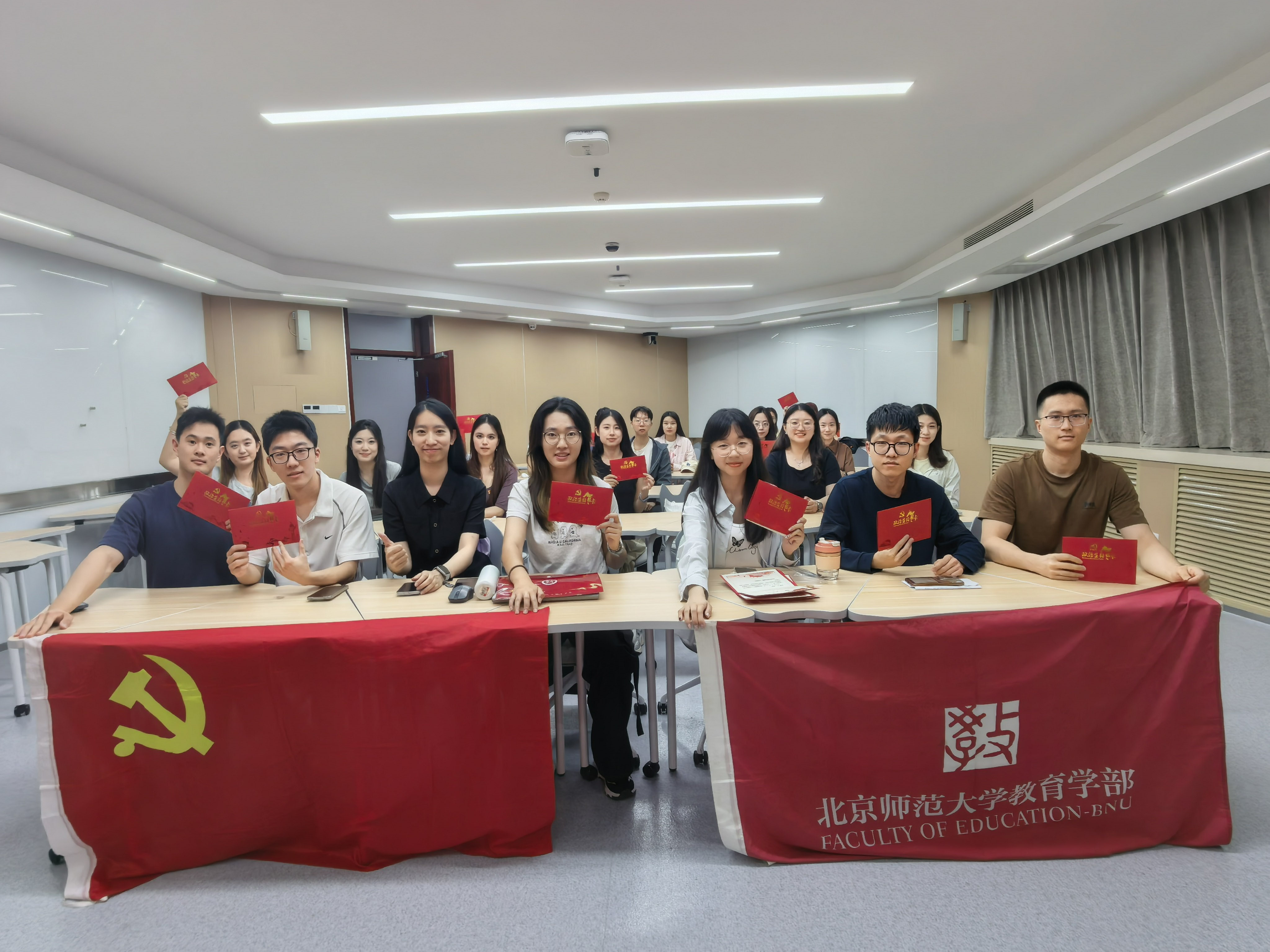 图8 参会人员合影留念.jpg