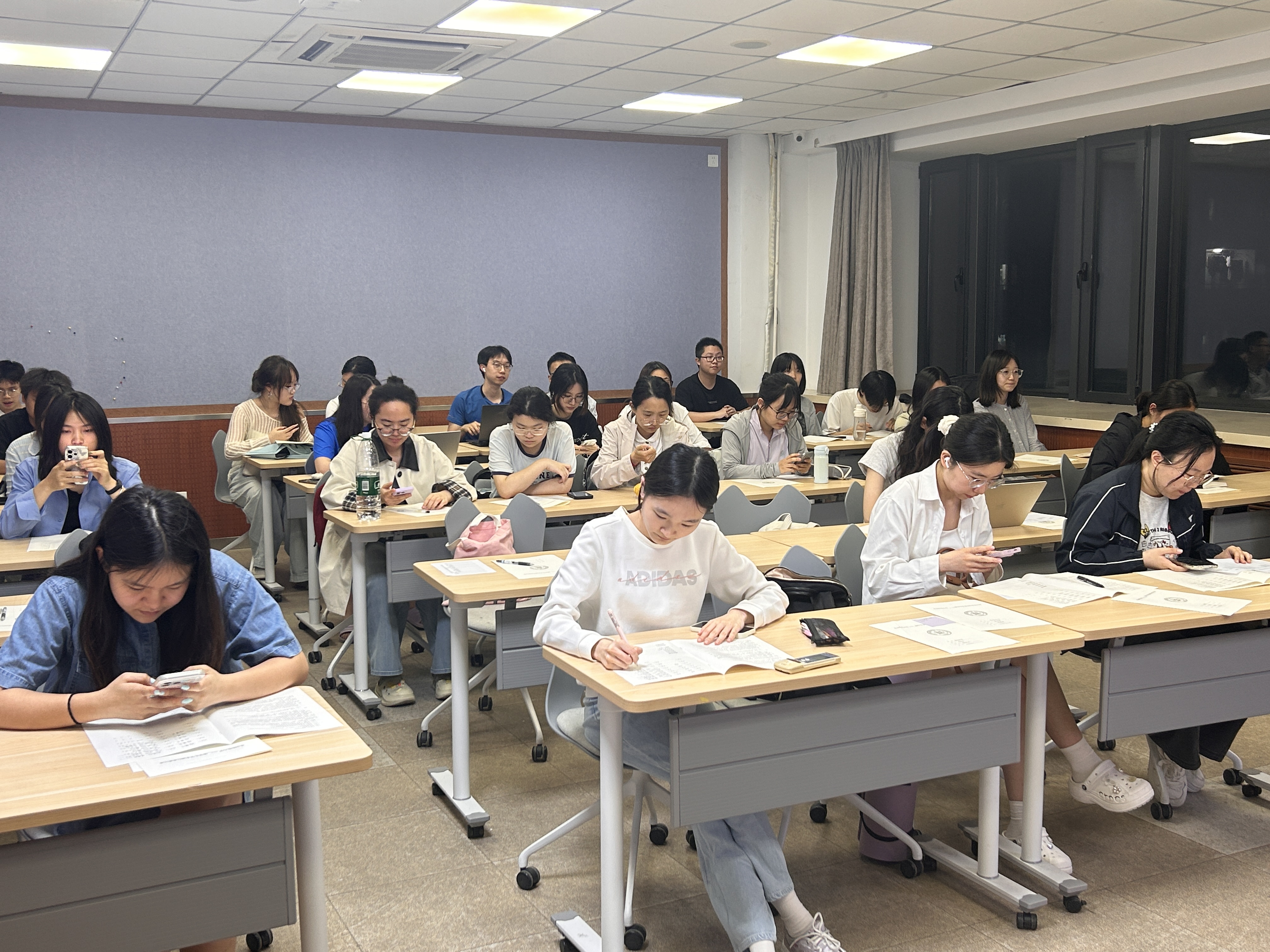 图2 同学们认真倾听讲解.jpg