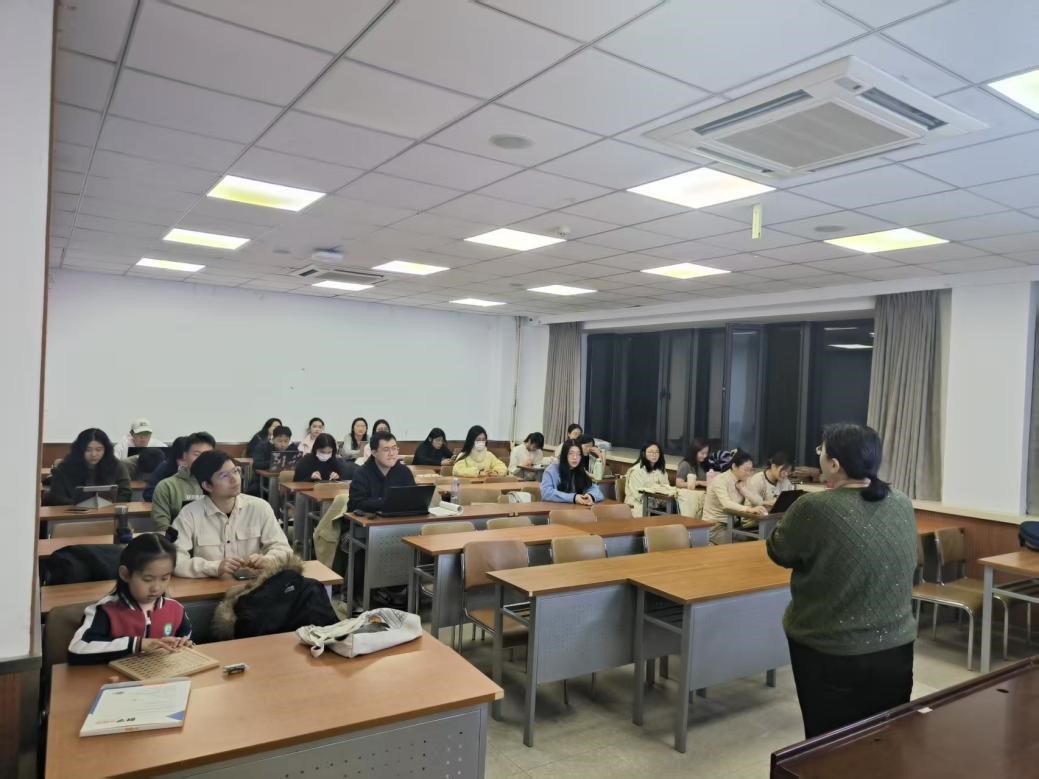 图1 班主任高莉宣讲安全教育.jpg