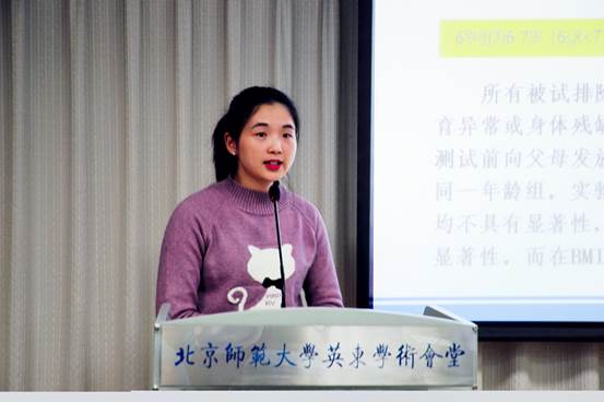 图片包含 人员, 室内, 妇女, 窗帘
描述已自动生成