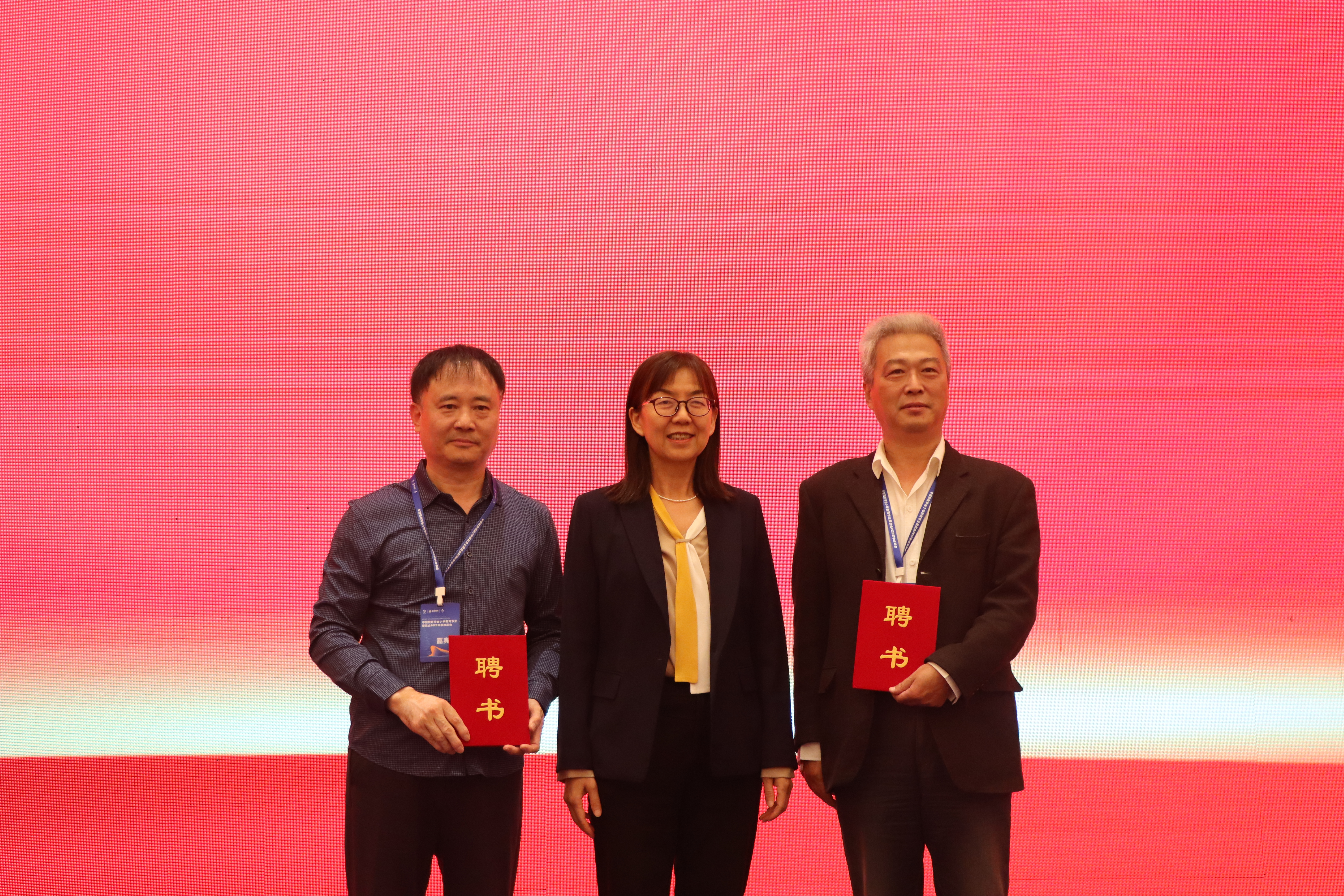 5罗滨为秘书长，监事颁发证书.jpg