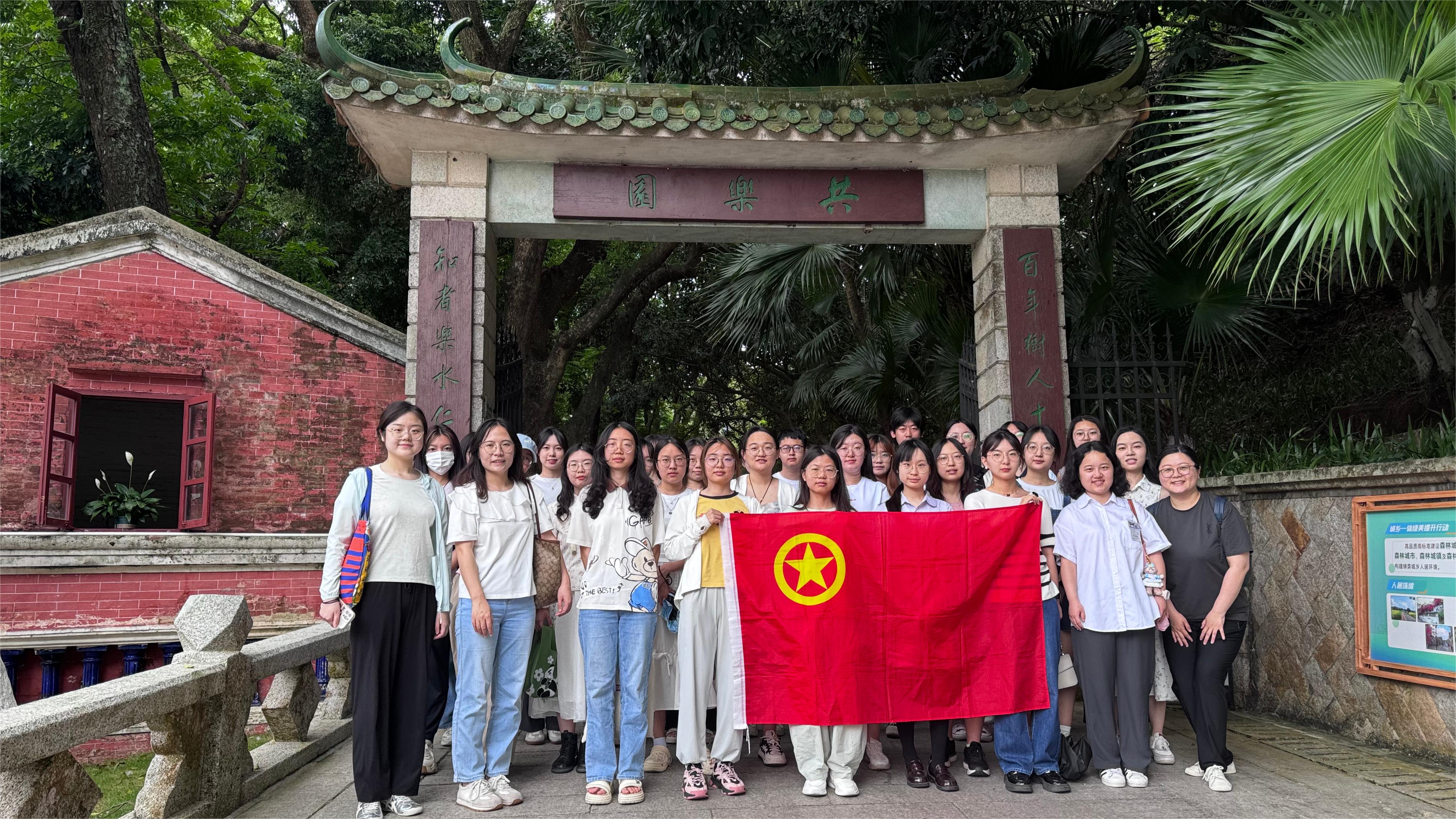 15学员于共乐园门前合照留念.jpg