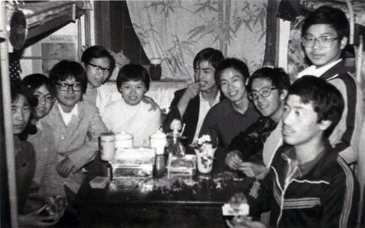 1985级教育技术无线电电子学系13852班第三组，1986年10月2日晚在宿舍给黄庆庆祝生日。左起：刘美凤、金建梅、袁晓斌、徐燕虹、黄庆、汪启富、李自立、马东、鲁中海、贾居坚。