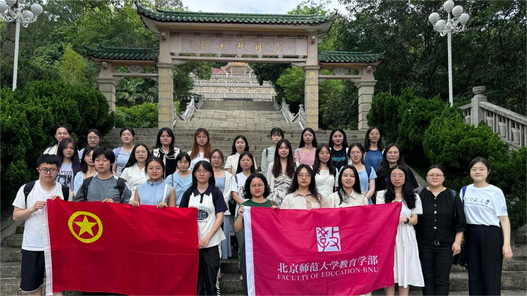 12初级团校全体师生瞻仰革命先烈.png