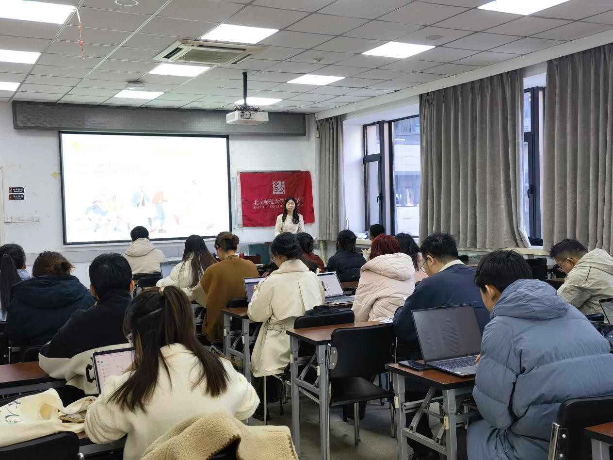 图2 班长关阳主持班会.jpg