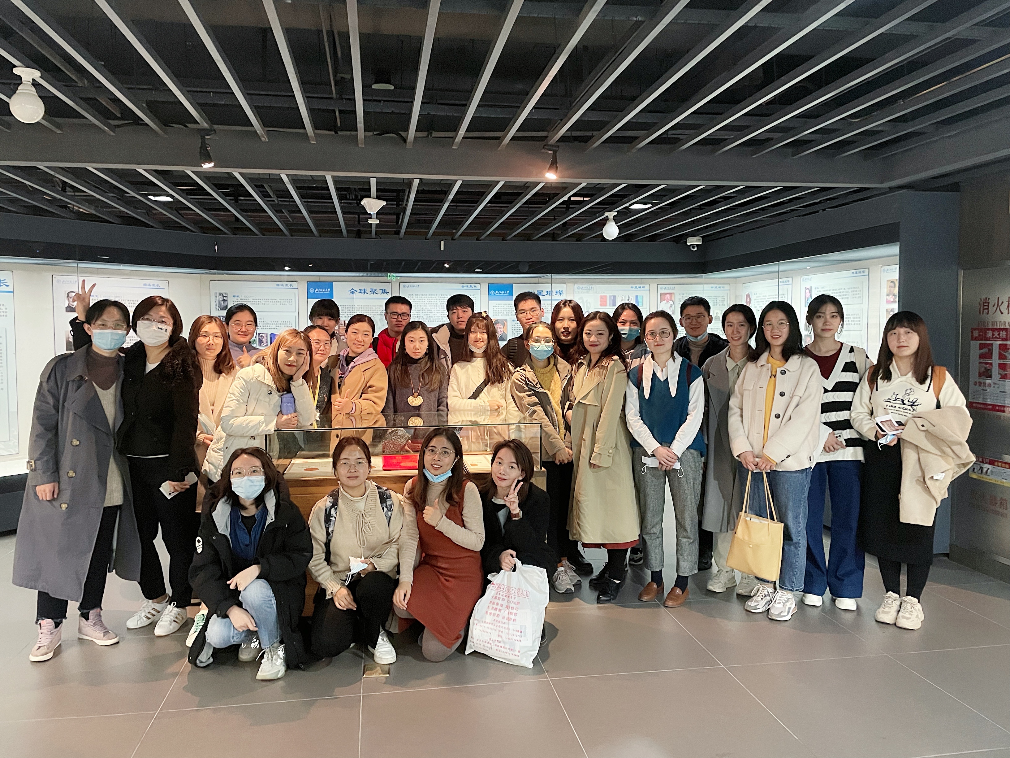 图片三班级同学集体合影.jpg
