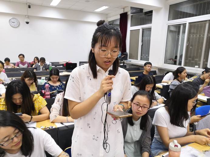 图片包含 人员, 建筑物, 室内
已生成极高可信度的说明