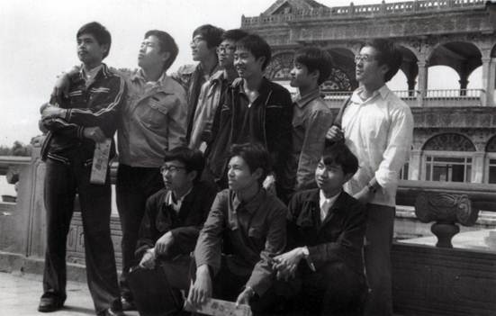 1985级教育技术无线电电子学系13852班刚刚入学的全体同学1985年9月赴颐和园游玩。此为部分同学合影。前排左起：邓建平、钱存善、张冬初；后排左起：汪启富、贾居坚、张学超、夏军、李自立、周铁、马东。