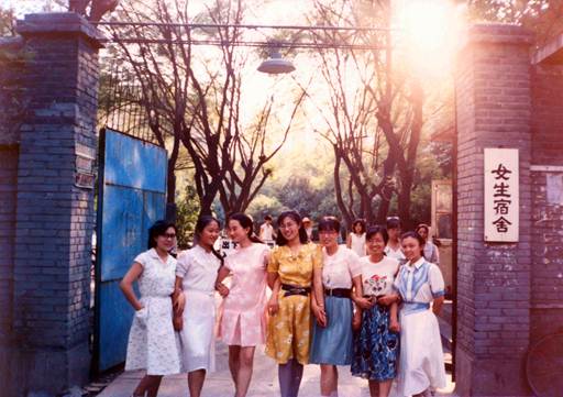 1985级教育技术无线电电子学系13852班二组同宿舍女生1989年6月毕业时的合影。左起：潘清（已故）、余英琼、马灵杰、咸旻、刘新荣、陈小衡、林琳。