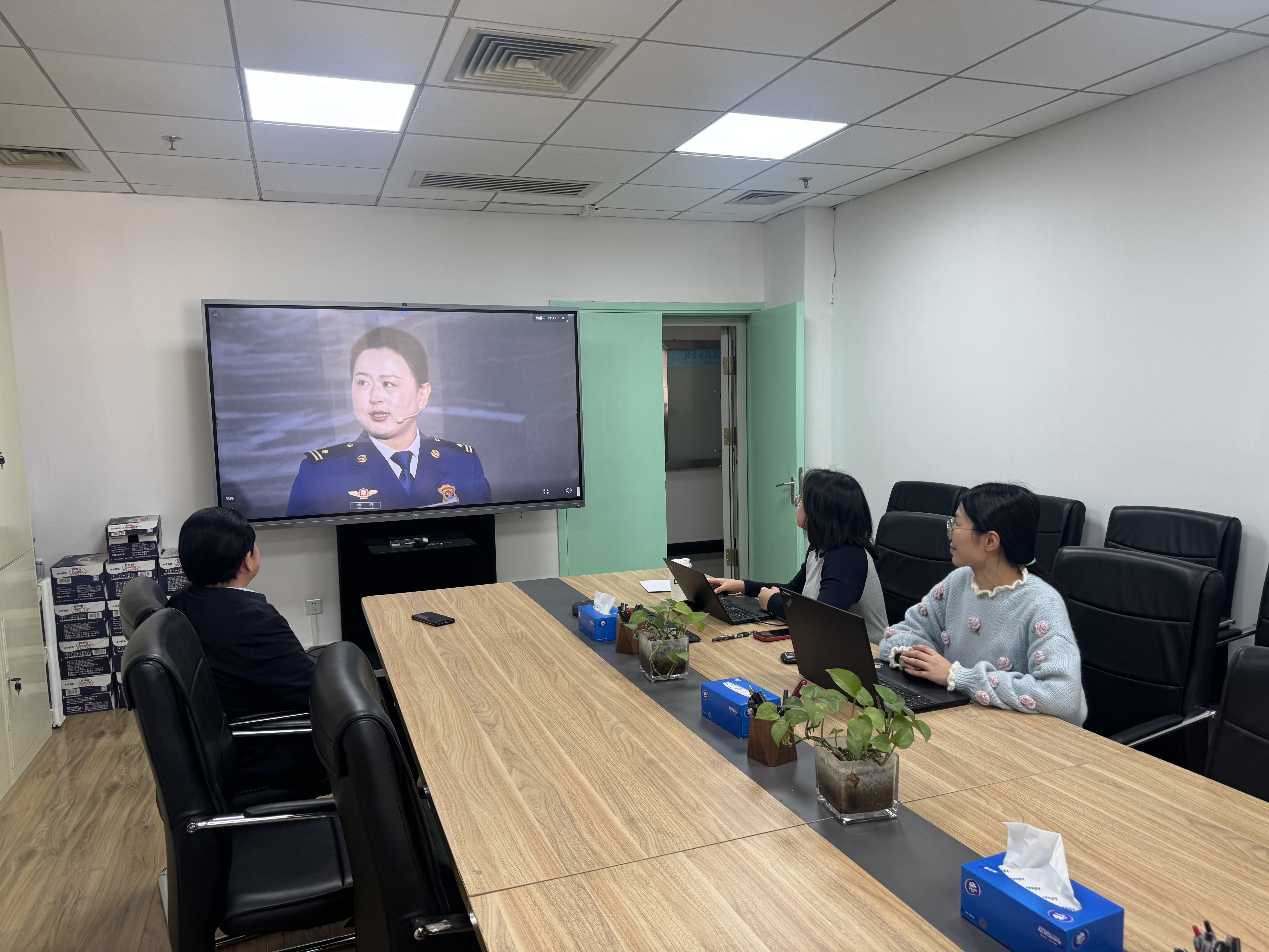 教育家书院组织收看.jpg